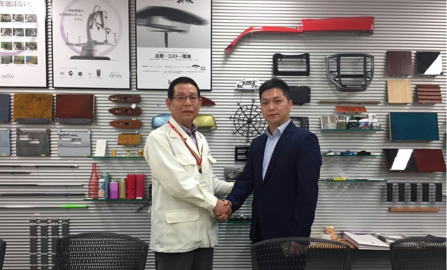 舒展總經理王能雄（右）與泰酷寶社長佐々木　栄治（左）